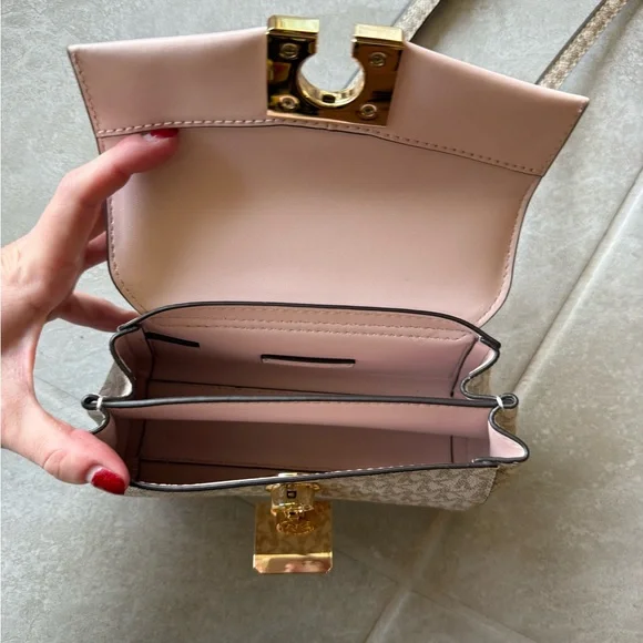 Michael Kors crossbody - Picture 3 of 9